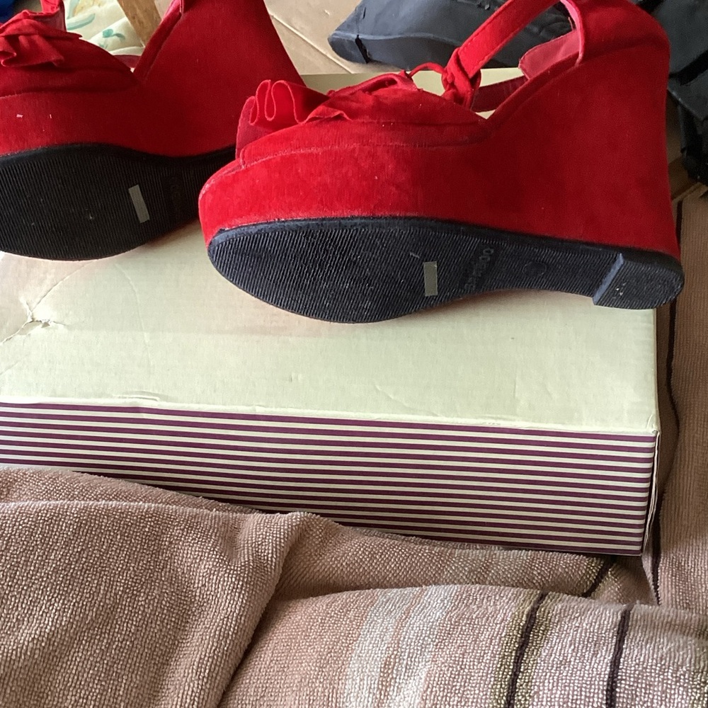 BAMBOO Women's Red Ruffle wedge - Picture 4 of 4